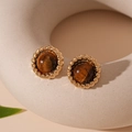 Makroaufnahme der runden Tigerauge-Ohrstecker mit goldenem Seilmuster-Detail - Runder Gedrehter Texturstil / Gold / Kaffee Tigerauge