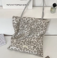 Détail du sac cabas en toile à motif léopard gris avec étiquette tissée de la marque - Style Épaule PU Léopard Gris Argent