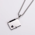 Dettaglio della collana con ciondolo a libro in argento con cuore e catena robusta - Acciaio + Nero (Con Catena)