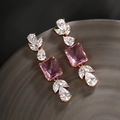 Detalle macro de pendientes de circonita rosa cuadrada con piedras de pera en oro rosa - Estilo Largo de Piedra Preciosa Cuadrada Rosa (D款)