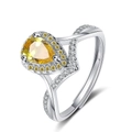 Minimalistischer silberner Ring mit gelbem Zirkon in Birnenform und glänzenden Akzenten - Einstellbar Offen / Silber