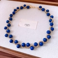 Détail du collier chaîne vintage doré avec une grande perle de pierre bleue marbrée - Or-Bleu
