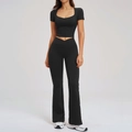 Zwarte yoga-set voor dames met V-cross high waist flared legging en strakke crop top - S / Premium Zwart