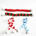 Detail von vier Mini-Weihnachtsschals aus Strick mit Pompons in Streifen und Uni-Farben - Mischfarbige Strickmütze