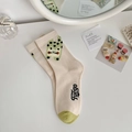 Calcetines de algodón beige con dibujos de gatos verdes y letras de Fuego - Perro con Manchas Verde Claro