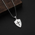 Dettaglio del pendente a scudo argento con trama a corteccia e croce nera su legno - Acciaio Nero (Ciondolo Argento Croce Nera)
