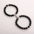 Detail van magnetische stenen armbanden voor koppels met lava en obsidiaan kralen - Lavasteen & Zwart Glas Met Ronde Magneet
