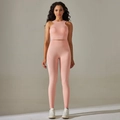 Detail van naadloze geribbelde legging met hoge taille en sport-bh in roze yogaset - S / Lichtroze
