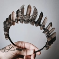 Couronne wicca gothique ornée de cristaux de fumée sombres et d'un croissant de lune - Style Gothique Cristal Fumé (3) / Brun Foncé