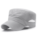 Graue, schnell trocknende Cadet Cap mit Mesh-Einsätzen und silbernem Sport-Metalllogo - Verstellbar / Hellgrau