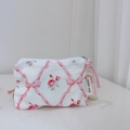 Detailansicht der kleinen Stofftasche mit rosa Blumenmuster und Reißverschluss - Rosa Schleife Gitterblume