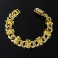 Bracciale punk da uomo in oro con teschio e diamanti su uno sfondo nero - Oro
