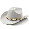 Détail d'un chapeau de cowboy en daim gris clair avec coquillages et perles de bois - Gris clair
