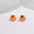 Macro de boucles d'oreilles tomates mignonnes avec finition orange vif et détails de feuilles - Tomate Orange