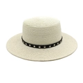 Détail d'un chapeau canotier en paille avec ruban noir et clous métalliques argentés - M (56-58cm) / Crème