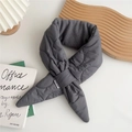 Detalle de bufanda acolchada gris oscuro con costuras onduladas y forro suave - Gris