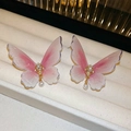 Gros plan sur des boucles d'oreilles papillon dégradé rose avec cristaux et perles - Papillon Perle Dégradé Rose (34#)