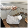 Detalle del bolso de hombro en fieltro gris con acolchado en V y pompón blanco - Gris