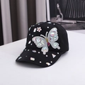 Dettaglio di strass colorati e motivo a farfalla su un cappellino in cotone nero - Taglia unica / Nero