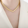 Collier à chevrons doré avec pendentif barre verticale en zircone porté par un mannequin - P1502 - Collier En Zircon Blanc Doré