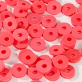 Vista piatta di perline heishi rosa in argilla polimerica per gioielli e bracciali DIY - Rosso Anguria