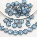 Gros plan de perles en verre bleu à spirales pour bijoux DIY et bracelets faits main - Bleu Encre Plaqué