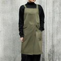 Grembiule da lavoro verde militare con tasche sul petto e laterali indossato dal modello - Stile Spaccato con Cinturino Posteriore / Verde Scuro