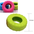 Jouet à mâcher pneu de 9,5 cm pour chien avec texture d'os en rose, vert et bleu - Pneu
