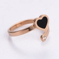 Anillo de corazón oro rosa con esmalte negro y circón sobre fondo gris claro - US 6 / Oro rosa
