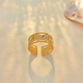 Detalle de anillo dorado de capas con pedrería azul y grabados de estrellas - Abierto Ajustable / Chapado en Oro Circonita Azul