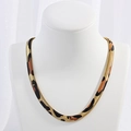 Collana a catena piatta a serpente con stampa leopardata su busto bianco - Catena a Spina di Pesce Leopardata Oro 6mm