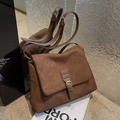 Bruine mat suède crossbodytas met klep en gouden gesp voor dames in de herfst - Bruin
