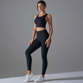 Details des schwarzen Yoga-Sets mit atmungsaktivem Stoff und Racerback-Sport-BH-Design - S / Schwarz