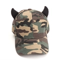Detail der Camouflage-Basecap mit schwarzen 3D-Dämonenhörnern auf der Oberseite - Verstellbar / Armeegrün Camo