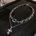 Detail der silbernen doppellagigen Kreuzhalskette mit schwarzer Kette und Kristallanhänger - Silberner Doppelschicht-Kreuz-Stil