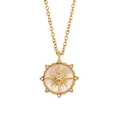Gouden sterrenketting met witte schelpinleg en zirkonia op een witte achtergrond - Goud