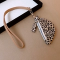 Detailopname van luipaardtasje met bruine PU-polsband en zilveren metalen ritsluiting - Ketting Lichtbruin / Lichtkoffie