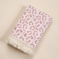 Detailansicht der rosa Babydecke mit Leopardenmuster, Baumwollgaze und weißen Fransen - Rosa Leopard
