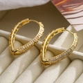 Elegante vergoldete geometrische Creolen mit Zirkonia in einer beigen Schmuckschatulle - Wassertropfen-Reifen-Stil (43839) / Gold
