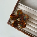 Pinza per capelli a fiore in acetato tartarugato e blu con perla dorata al centro - Marrone Blu