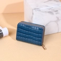 Dunkelblaue Kartenbrieftasche mit Krokodilprägung, Goldreißverschluss und 9 Fächern - Blau