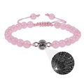 Detailansicht des Projektionssteins mit 100 Sprachen Ich liebe dich auf rosa Armband - Runder Anhänger - Rosenquarz