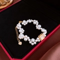 Gros plan d'un bracelet de perles avec pendentif en or et breloque coeur S925 argentée - Style de Perle avec Boucle S925 et Pierre Beige Carrée Dorée (12#)