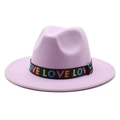 Vue détaillée du chapeau en laine lavande avec ruban noir brodé LOVE pour femmes - Violet Taro