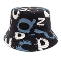 Detailopname van zwarte vissershoed met wit-blauwe graffitiletters en versterkte stiksels - M (56-58cm) / Zwart