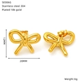 Vista macro di orecchini a fiocco in acciaio inox 304 placcato oro 18k e dimensioni 20x12mm - Oro