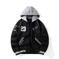 Détail de la broderie Chicago 23 et des poignets côtelés rayés sur cette veste baseball - S / Noir