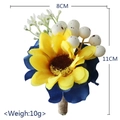 Boutonnière girasole giallo con petali blu e gambo in spago, 8x11cm - Fiore all'Occhiello Girasole