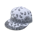 Vista dettagliata dall'alto di un cappello snapback bianco con motivo paisley - M (56-58cm) / Bianco