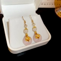 Detalle de pendientes de calcedonia rosa con borlas florales doradas y cuentas blancas - Gancho de oreja-Rosa-Blanco
